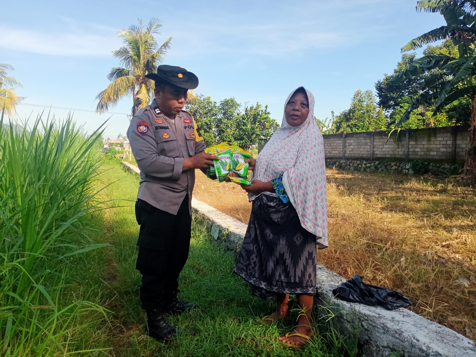 Ketahanan Pangan Desa: Polsek Labuapi Turun Tangan Salurkan Bibit Jagung Unggul