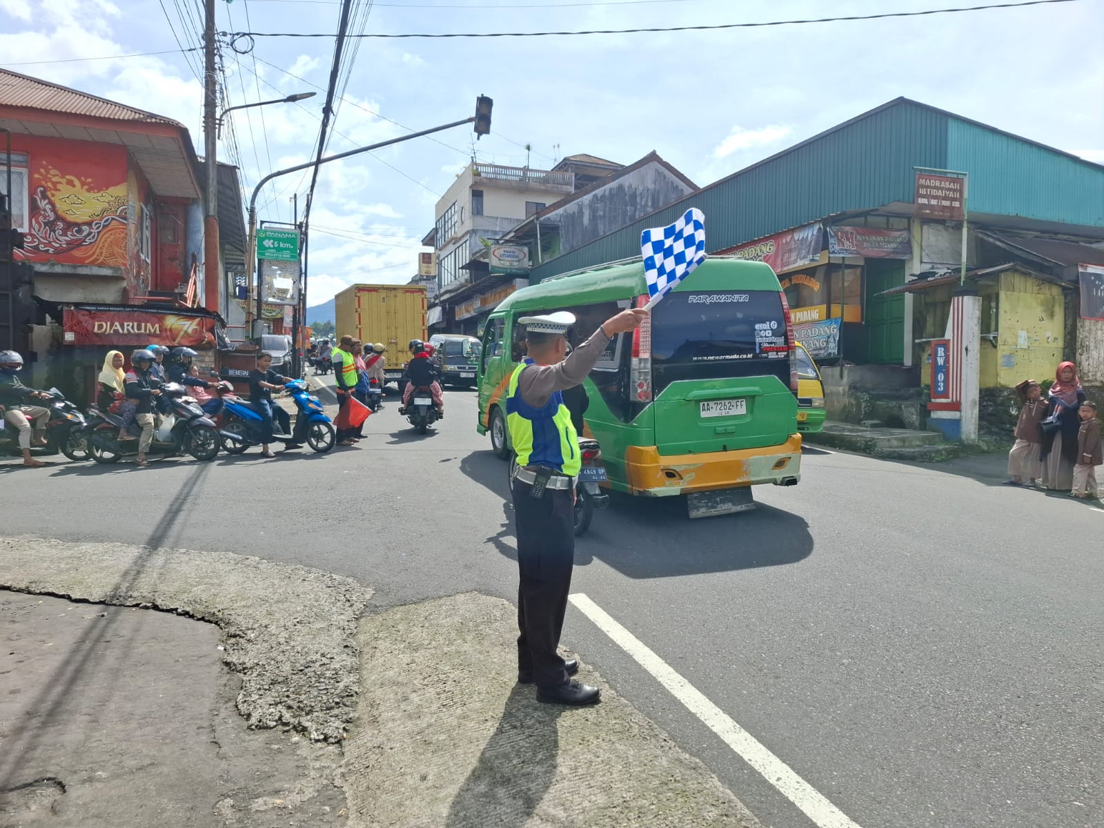 polantas mengatur lalu lintas