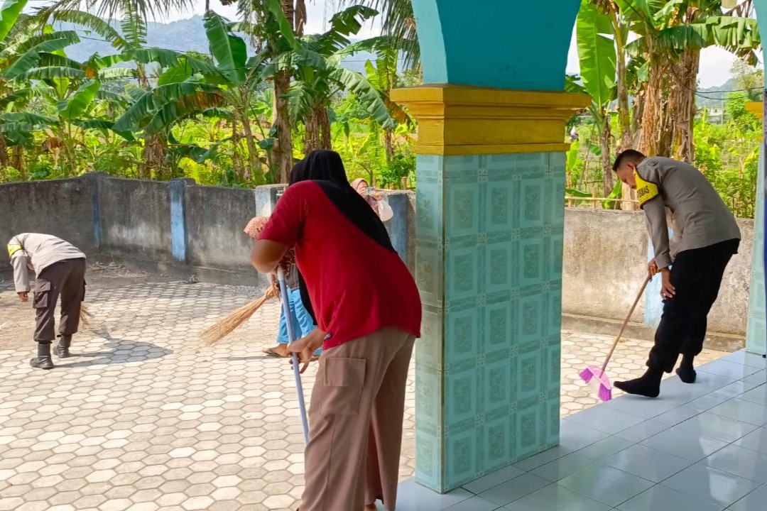 Bakti Religi Polsek Lembar: Ciptakan Lingkungan Ibadah Bersih dan Nyaman