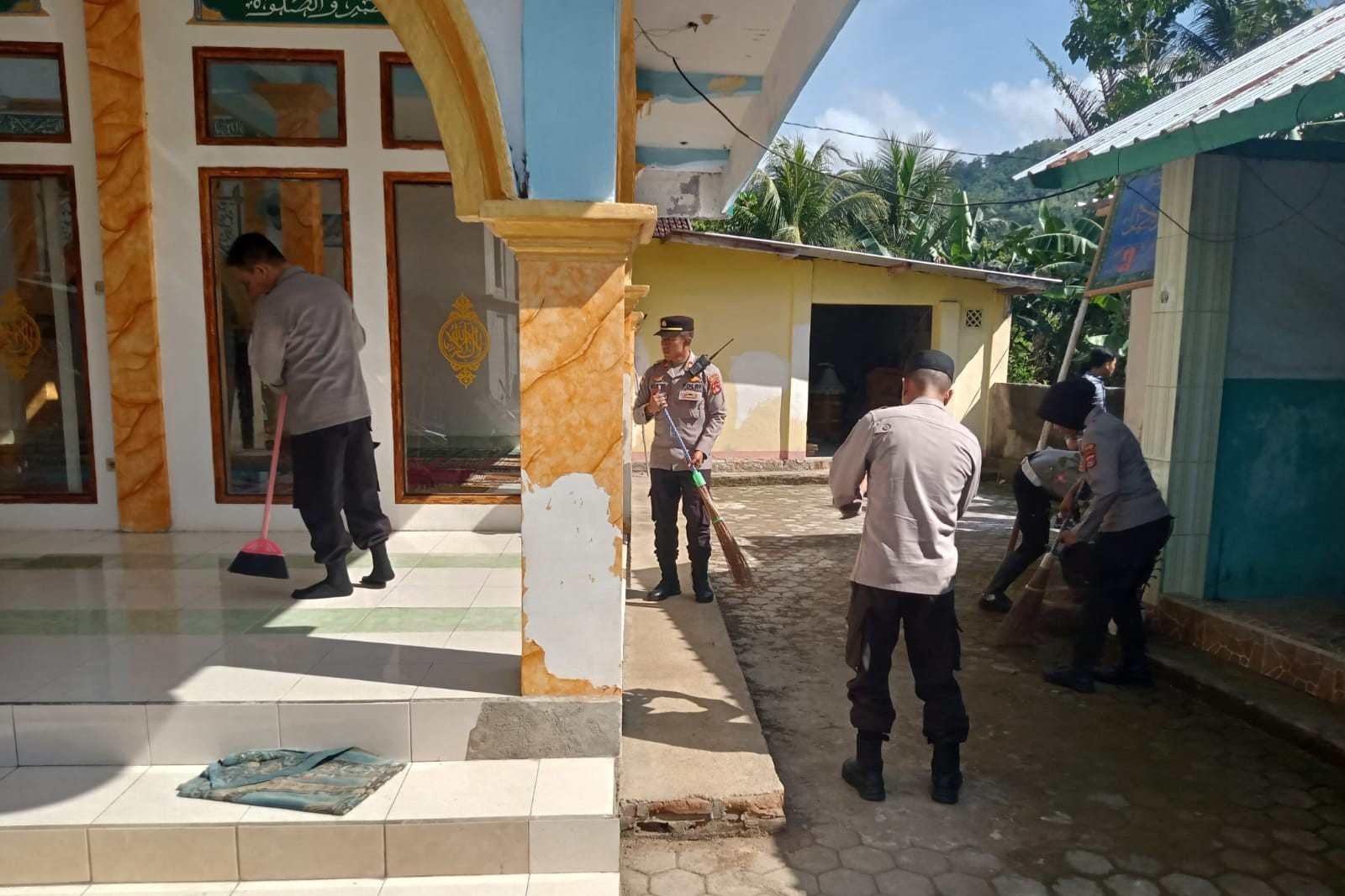 Polri Dekat Masyarakat: Polsek Sekotong Adakan Aksi Sosial di Taman Sejati