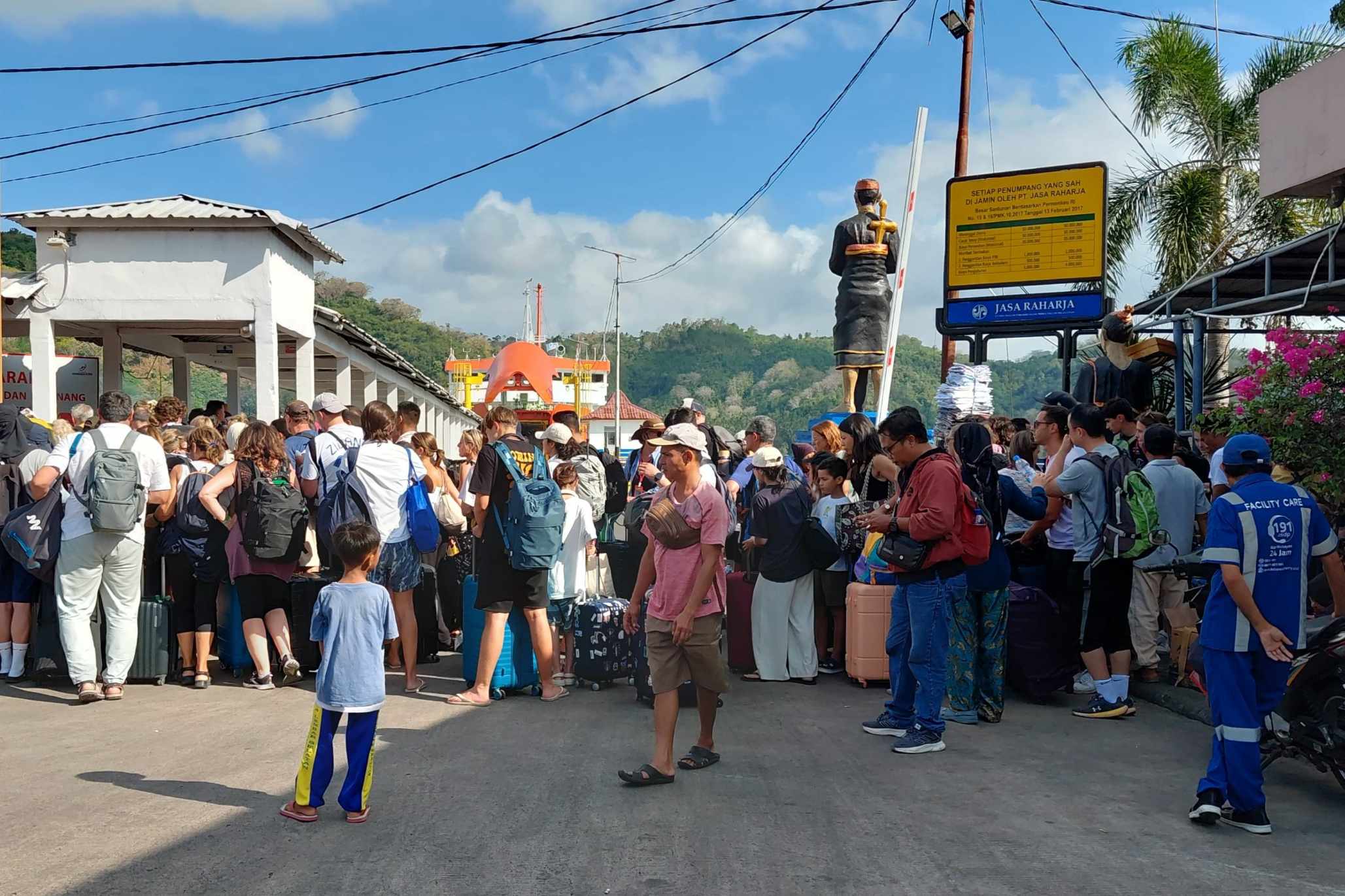 Pelabuhan Lembar Padat Wisatawan Asing, Imbas Penutupan Fast Boat Akibat Cuaca Buruk