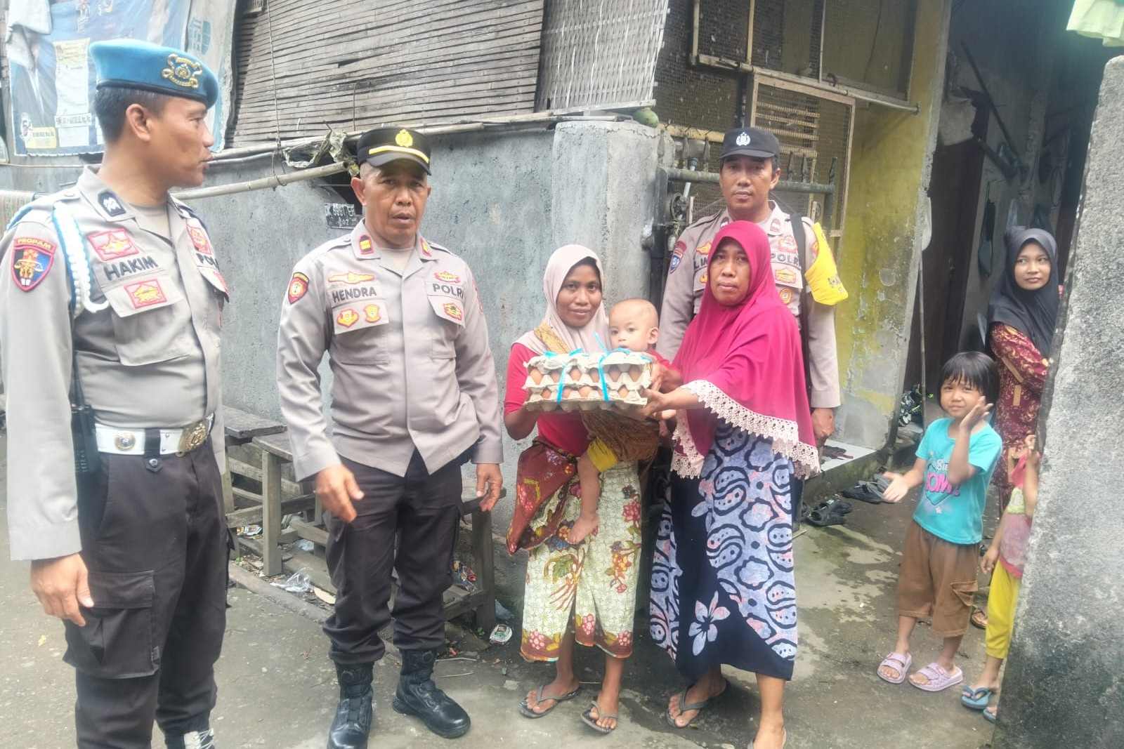Model Kemanusiaan: Polsek Kediri Donasikan Telur 132 Minggu