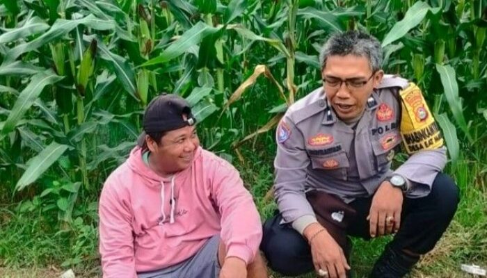 Kunjungan Bhabinkamtibmas di Dusun Penyeleng Dorong Produktivitas Petani