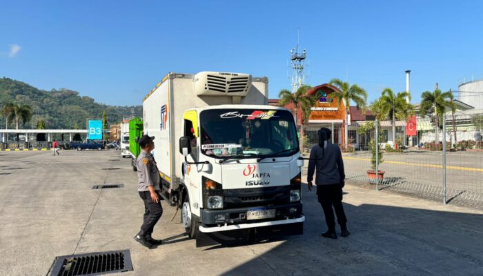 Kolaborasi TNI-Polri dan ASDP Jaga Ketertiban Bongkaran di Pelabuhan Lembar