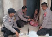 Jamin Mobilitas, Polres Lombok Barat Beri Tongkat Gratis ke Lansia di Labuapi